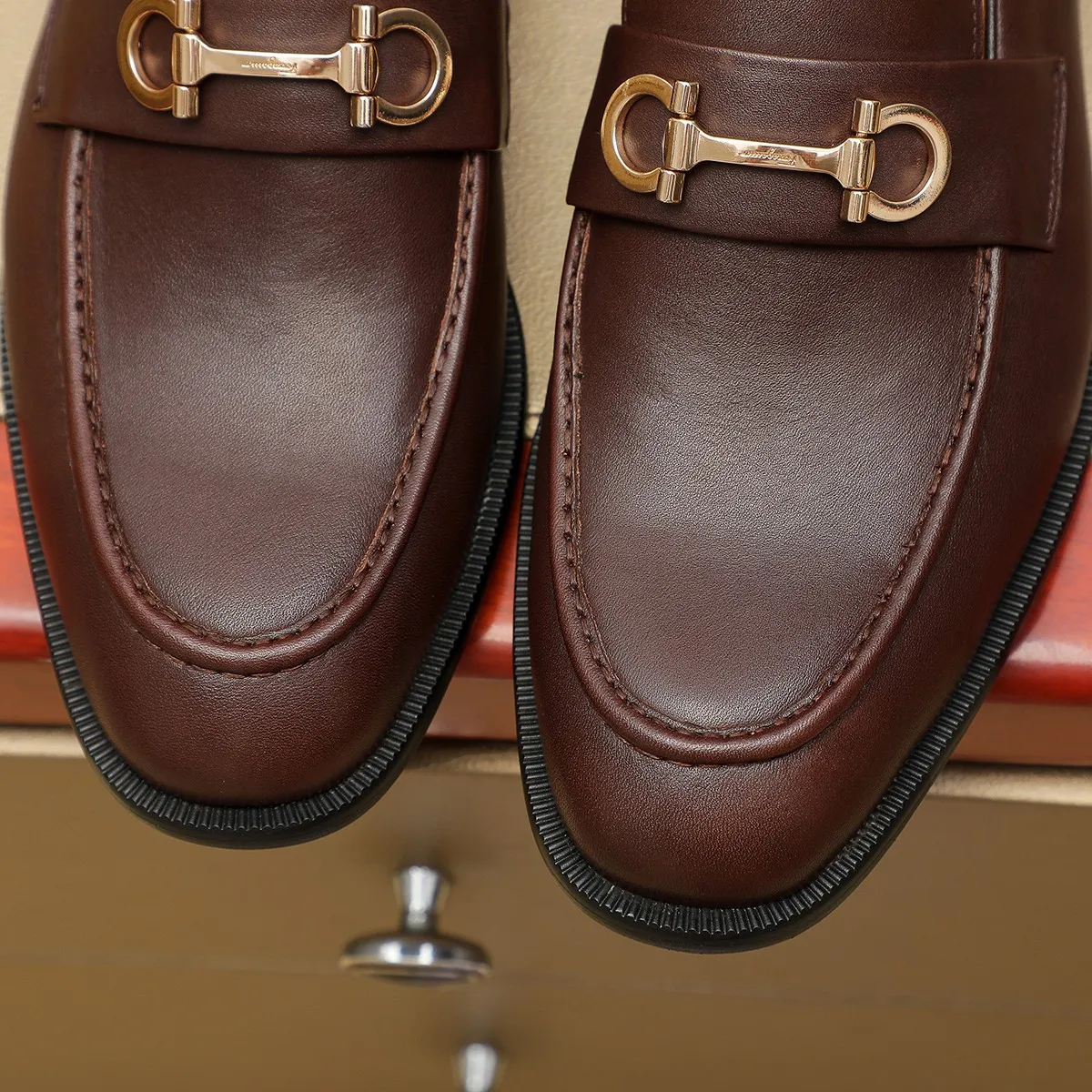 Men's shoes 💰440 Ferragamo [Ferragamo] top imported suit men's shoes 💯Original copy of the official website, product materials: selected imported embossed calfskin + luxury hardware buckle accessories ~ imported water-dyed cow 🐂 leather lining. Strong three-dimensional visual effect, original combination outsole, multiple colors available😘 Size: 39-44 (38.45.46. Customized)